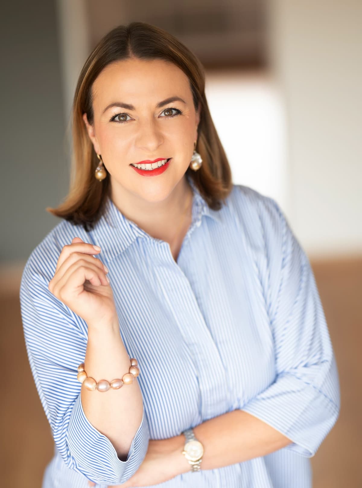 Victoria Beckers schaut zuversichtlich in die Kamera