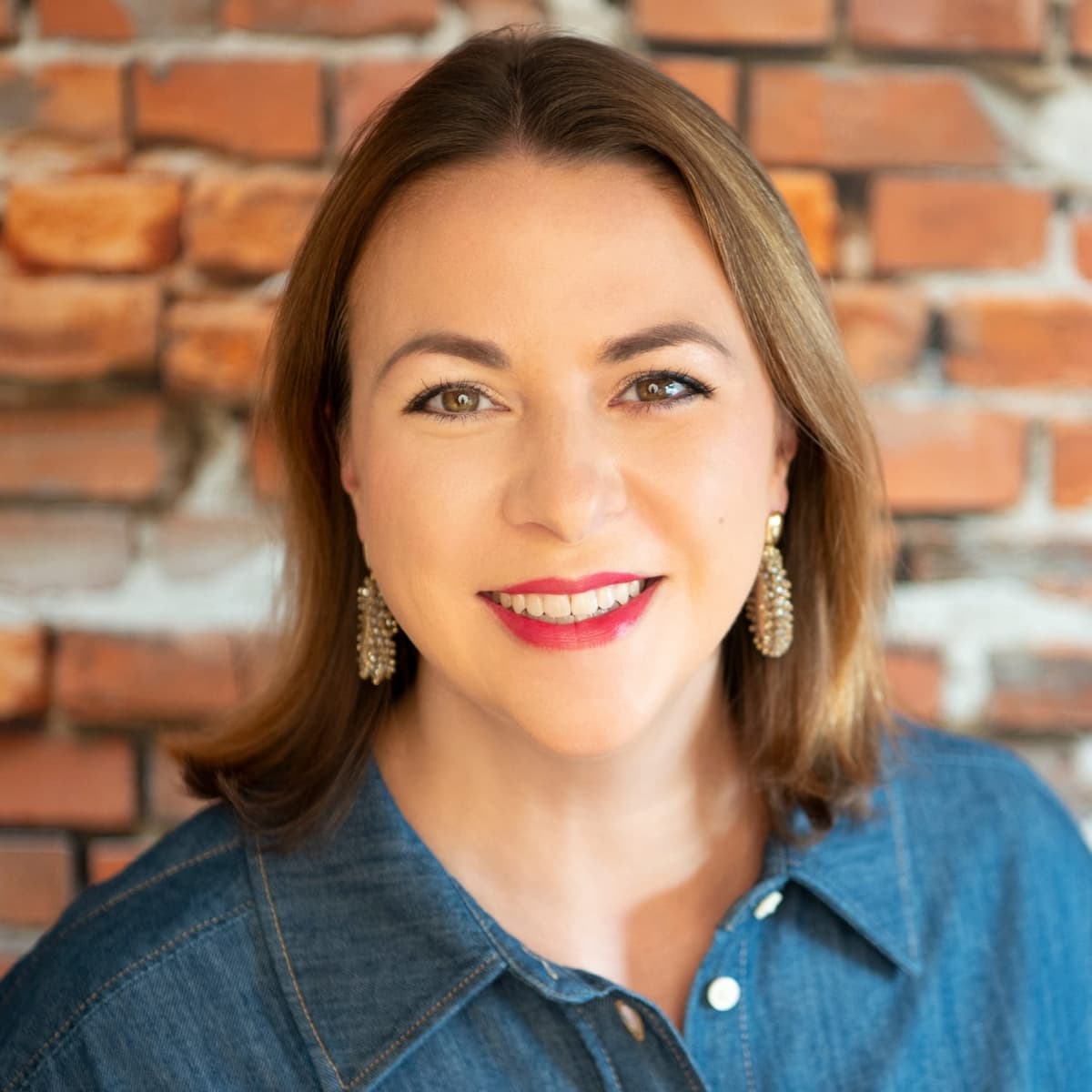 Victoria Beckers schaut zuversichtlich in die Kamera