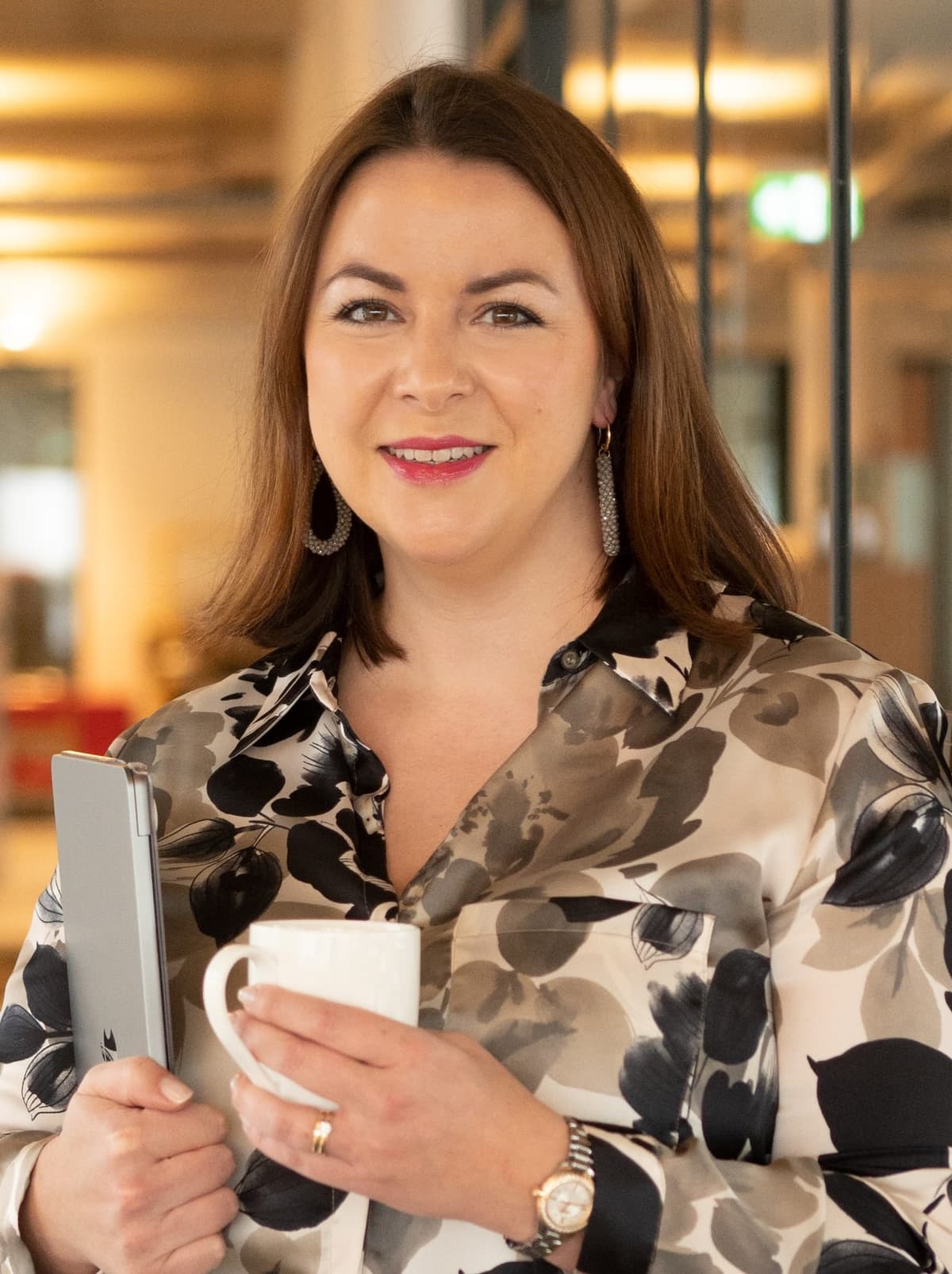 Victoria Beckers schaut bereit für deine Geschichte in die Kamera